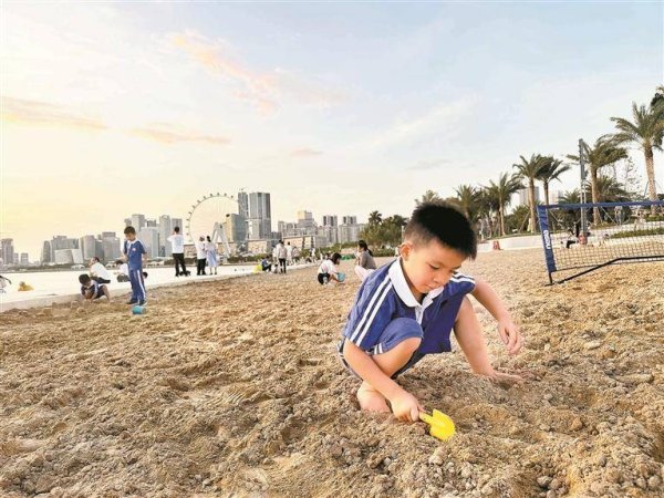掌牛宝 前海沙滩开始有些模样了 深晚记者实探发现前海石公园已焕新，市民纷纷戏沙赏景