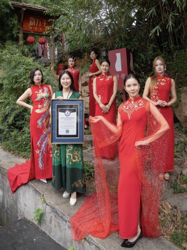 牛弘配资 长沙刺绣旗袍获劳伦斯世界纪录认证